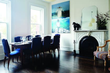 el comedor de la casa de los Hearst está decorado en blanco y azul, los colores favoritos de Gabriela