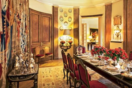 El comedor, decorado con un enorme gobelino y platos antiguos de porcelana que pertenecieron a los Arenberg, está conformado por una mesa Luis XIII y sillas victorianas tapizadas en terciopelo rojo. Fue fabricado especialmente para Patricia por la casa Moissonnier de París