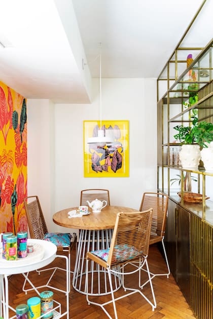 El comedor diario está integrado pero resguardado del resto del ambiente por un mueble