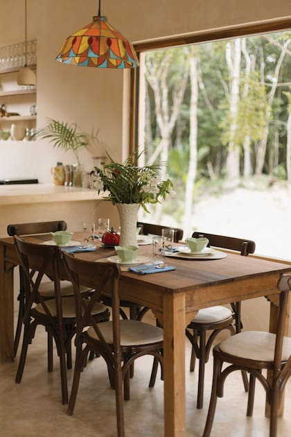 El comedor diario refleja el estilo rústico de la construcción.
