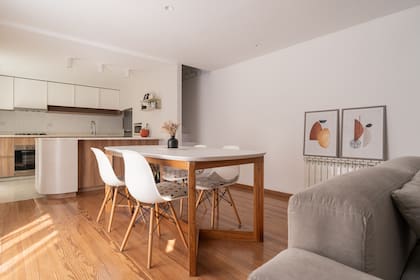 El comedor diario se integra a la cocina en un mismo ambiente. Cuadros (Laura Delbono).