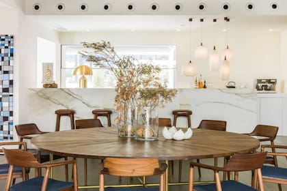 El comedor en la cocina abierta, diseñado por la propia Antonela