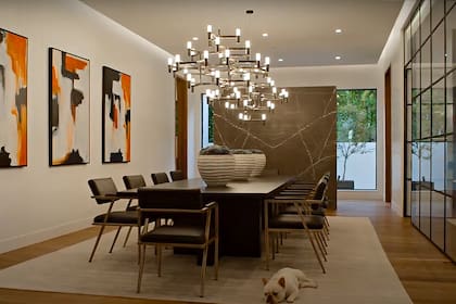 .El comedor es uno de los tantos ambientes de la casa decorado en una paleta de marrones