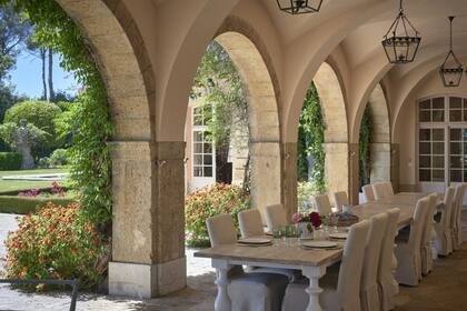 El comedor exterior, con las medidas perfectas para los banquetes de los Kennedy