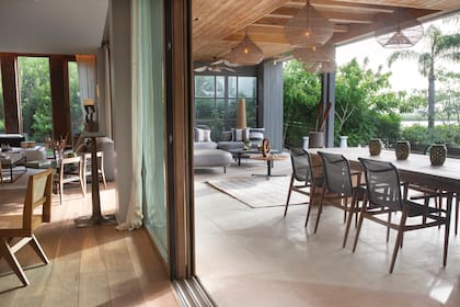 El comedor exterior. “Esta es una casa de puertas abiertas, nos encanta recibir gente”, dicen