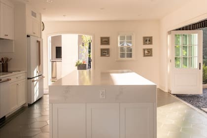 El comedor formal se conecta con una despensa y una cocina con zona de comedor diario