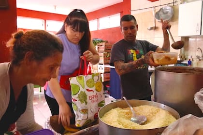 El comedor Gargantitas le asegura la cena a 900 personas por día