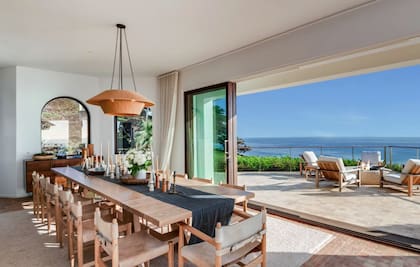 El comedor, informal, ofrece vistas del Pacífico con salida a una gran terraza
