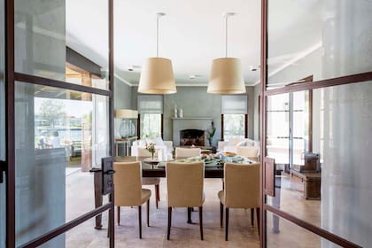 El comedor integrado tiene un juego de mesa y sillas de herencia familiar y pantallas colgantes (Laro).