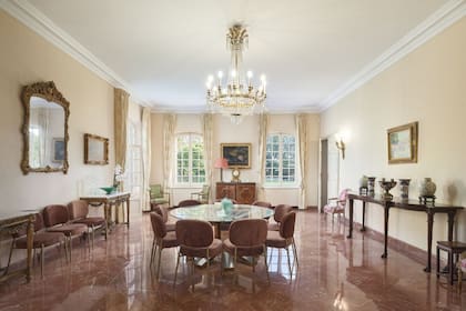 El comedor principal decorado con una paleta de rosas oscuros