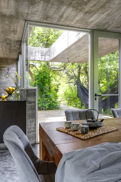 El comedor principal está directamente vinculado a la cocina y a la galería.