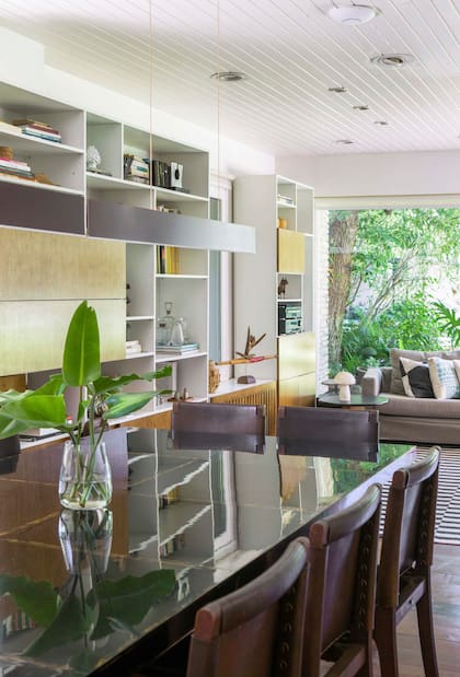 El comedor, que también se ve desde el living, tiene mesa y sillas de Eugenio Aguirre.