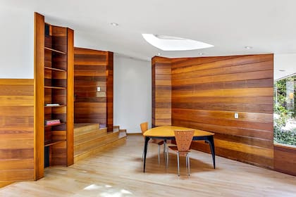 El comedor recibe luz natural a través de grandes ventanales