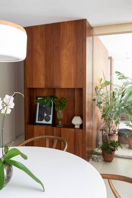 El comedor se conecta naturalmente con la galería gracias a la elección del mismo piso.