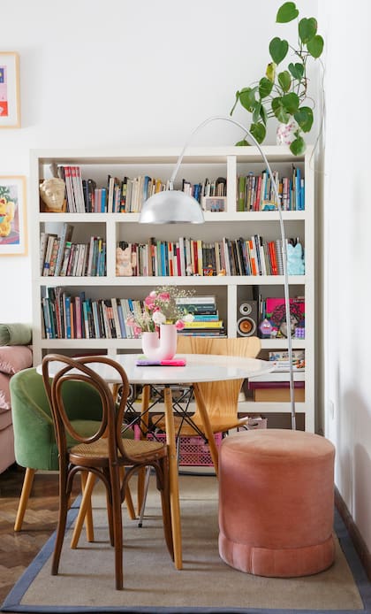 El comedor tiene un mix de sillas nuevas y antiguas y alfombras de segunda mano. La estrella: su amada biblioteca