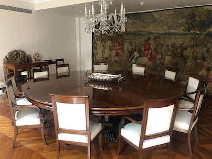 El comedor tiene una mesa redonda con capacidad para 12 personas