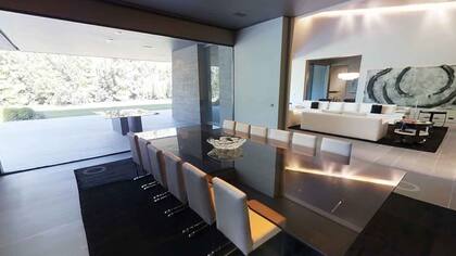 El comedor y los ventanales del hogar de los Hazard