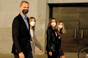 El comentario de la velada fue el look más
adulto de sus herederas, quienes parecen
haber encontrado en la Reina un faro de estilo