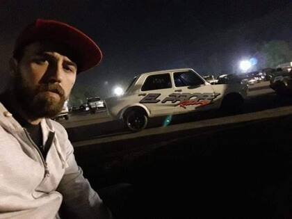 El comerciante de Isidro Casanova, Diego Joao junto al cuarto de milla. (Foto/Instagram: @diego.j8785)