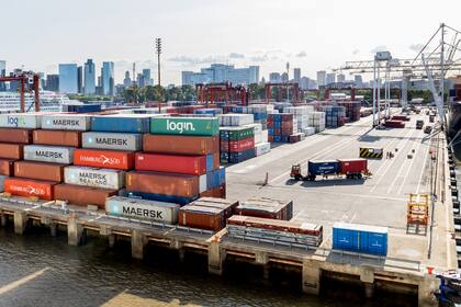 El comercio internacional se desarrolla por ventajas comparativas dinámicas generadas por la innovación y desarrollo, economías a escala y externalidades derivado del comercio internacional de bienes diferenciados.