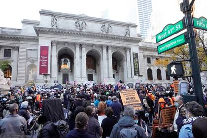 El comienzo de la protesta que rogó el recuento total de los votos, en las escalinatas de la biblioteca Schwarzman, en Manhattan