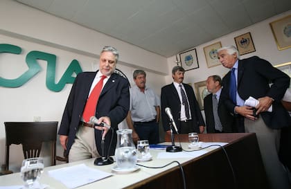En la sede de CRA, en ese momento Mario Llambías, Fernando Gioino (Coninagro), Luciano Miguens (SRA) y Eduardo Buzzi (Federación Agraria), convocaron a una conferencia de prensa el 12 de marzo de 2008, luego del anuncio del aumento de las retenciones a la soja