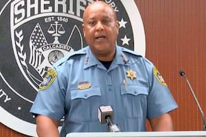 El comisario de Calcasieu, Gary “Stitch” Guillory, al anunciar cómo hallaron al bebé en Luisiana