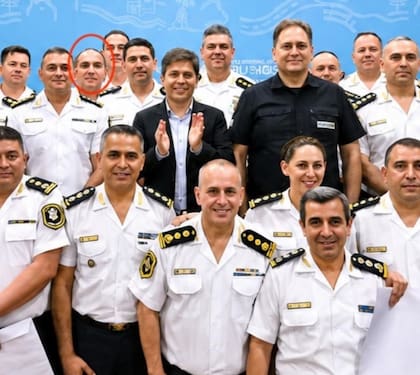 El comisario general Fernando Gastón Ghe junto con la plana mayor de la policía bonaerense; en el centro, el gobernador Axel Kicillof y el ministro de Seguridad provincial, Javier Alonso