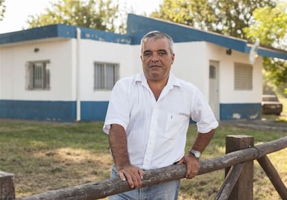 El comisario inspector Pereyra frente a la sede policial, donde construyó su propia celda para cumplir la condena