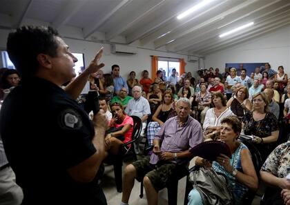 El comisario Olivi responde a las inquietudes de los vecinos en la seccional de Flores