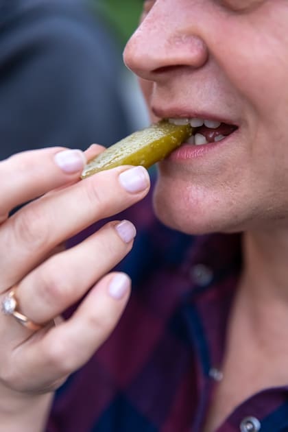 El comisionado de Alimentos y Medicamentos de Connecticut de ese momento, explicó para verificar la calidad de un encurtido se podía dejar caer a 30 centímetros de altura y debería rebotar