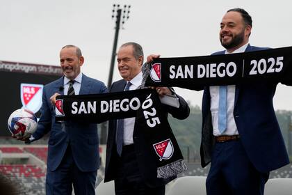 El comisionado de la MLS Don Garber (izquierda) y los codueños Mohamed Mansour (centro) y Cody Martínez, durante la presentación del nuevo club de la MLS en San Diego