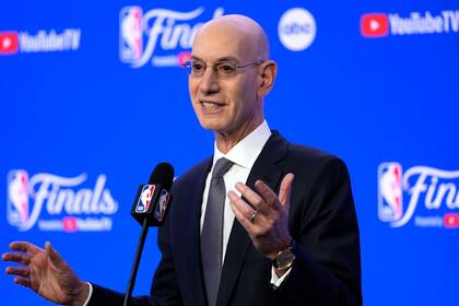 El comisionado de la NBA Adam Silver impulsa el desembarco de la liga estadounidense en Europa. (AP Foto/Charles Krupa)