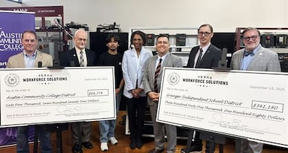 El comisionado de TWC que representa a los empleadores, Joe Esparza, y los socios locales asistieron a la ceremonia del gran cheque