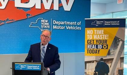El comisionado del DMV, Mark JF Schroeder, invitó a los residentes de Nueva York a tramitar su tarjeta Real ID