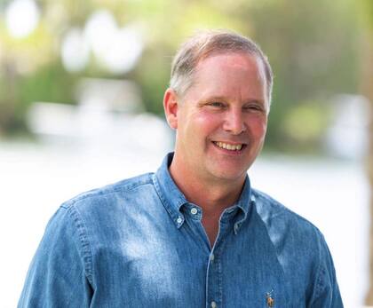 El comisionado Wilton Simpson declaró 19,77 millones, tras incluir una cuenta conjunta de 3,54 millones en Charles Schwab