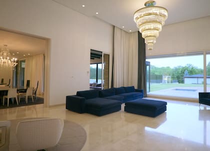 El comodísimo living y comedor de la mansión de Cristiano Ronaldo