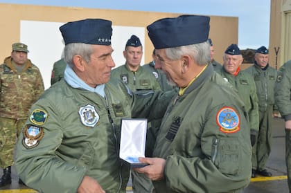 El Comodoro VGM (R) Fernando Robledo (derecha) recibe la condecoración “Medalla Honor al Valor en Combate”. (Fuerza Aérea Argentina).