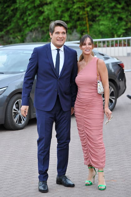 El compañero de Belén Ludueña en la televisión, Guillermo Andino, y su mujer, Carolina Prat. La pareja llegó justo al terminar la ceremonia civil.