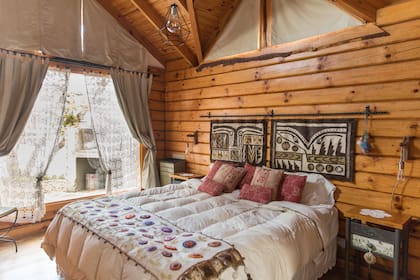 El complejo Bahiamia tiene seis cabañas a orillas del Aluminé.