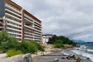 El complejo Capitalinas Bariloche ofrece departamentos con salida directa al lago