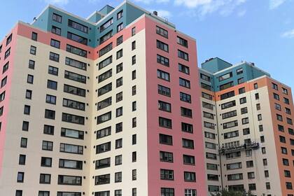 El complejo de 14 pisos está compuesto por tres módulos interconectados que albergan residencias, servicios esenciales y espacios comunitarios