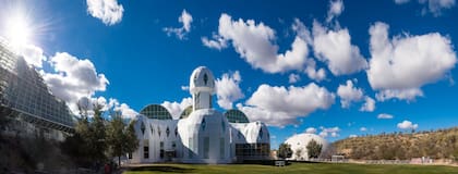 El complejo de Biósfera 2, ubicado en el desierto de Arizona, Estados Unidos. La estructura —con sus cúpulas geodésicas y techos de vidrio— fue construida a fines de los años 80 como un ecosistema cerrado experimental. Allí, entre 1991 y 1993, ocho personas vivieron aisladas durante dos años para estudiar si era posible sostener vida humana en un sistema autosuficiente, algo pensado como antecedente para futuras colonias espaciales