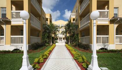 El complejo de departamento Temple Court, localizado en Miami, registró un incendio este lunes por la mañana