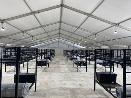 El complejo de detención será administrado por el ICE e incluirá acceso a representación legal, biblioteca jurídica y áreas recreativas