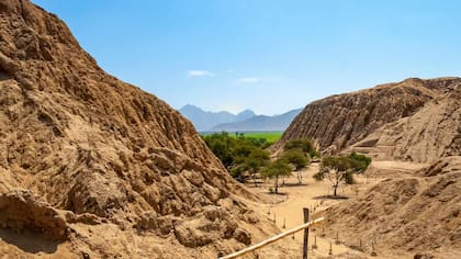 El complejo de Huaca Rajada, con un conjunto de tres pirámides de adobe.