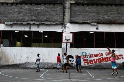 El complejo de Jehová Giré, un edificio abandonado en el Petare donde viven 120 personas