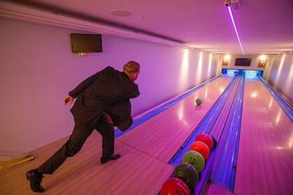 El complejo de Wildin posee cancha de squash, un mini casino, un cine, gimnasio, sala de juegos y, como se ve en la foto, un par de pistas de bowling