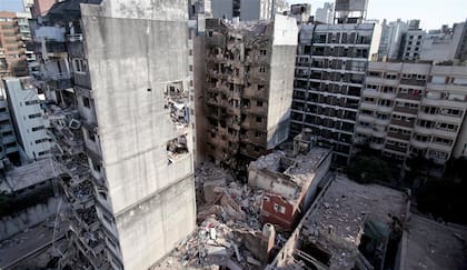 Al día siguiente, el complejo edilicio de Salta 2141 mostraba los signos de la devastación