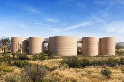 El complejo El Cosmico en Marfa, Texas, comenzó la construcción de un hotel, viviendas de lujo y otros hogares asequibles, todos hechos con impresión 3D